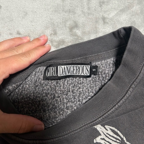 Girl Dangerous Tilly’s Crew Neck Sweatshirt Women’s Small Leo Grey - Picture 3 of 6